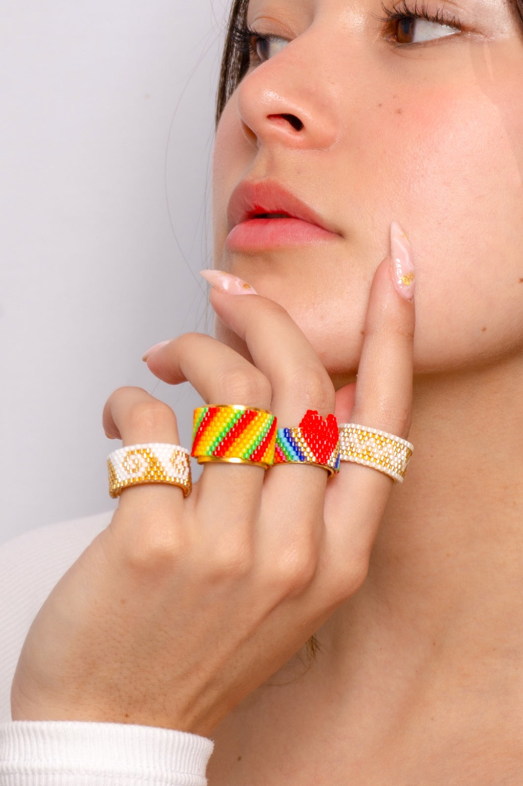Anillo tejido en miyuki sobre base de bronce con baño de oro
