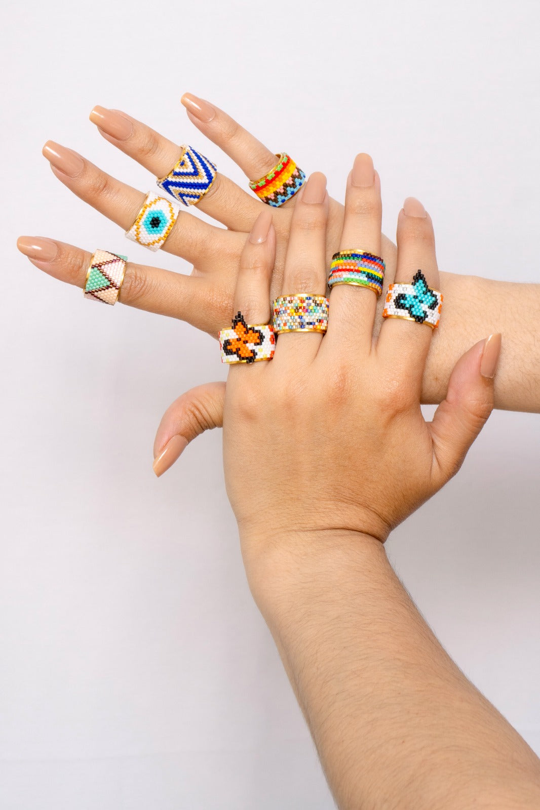 Anillo tejido en miyuki sobre base de bronce con baño de oro