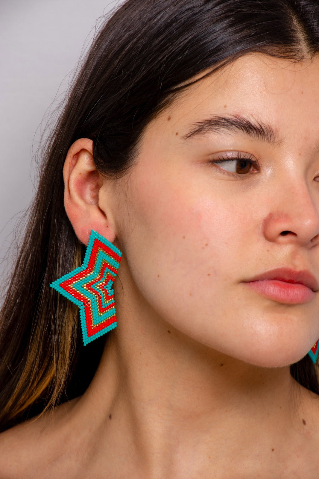 Arete estrella en miyuki (turquesa/rojo)