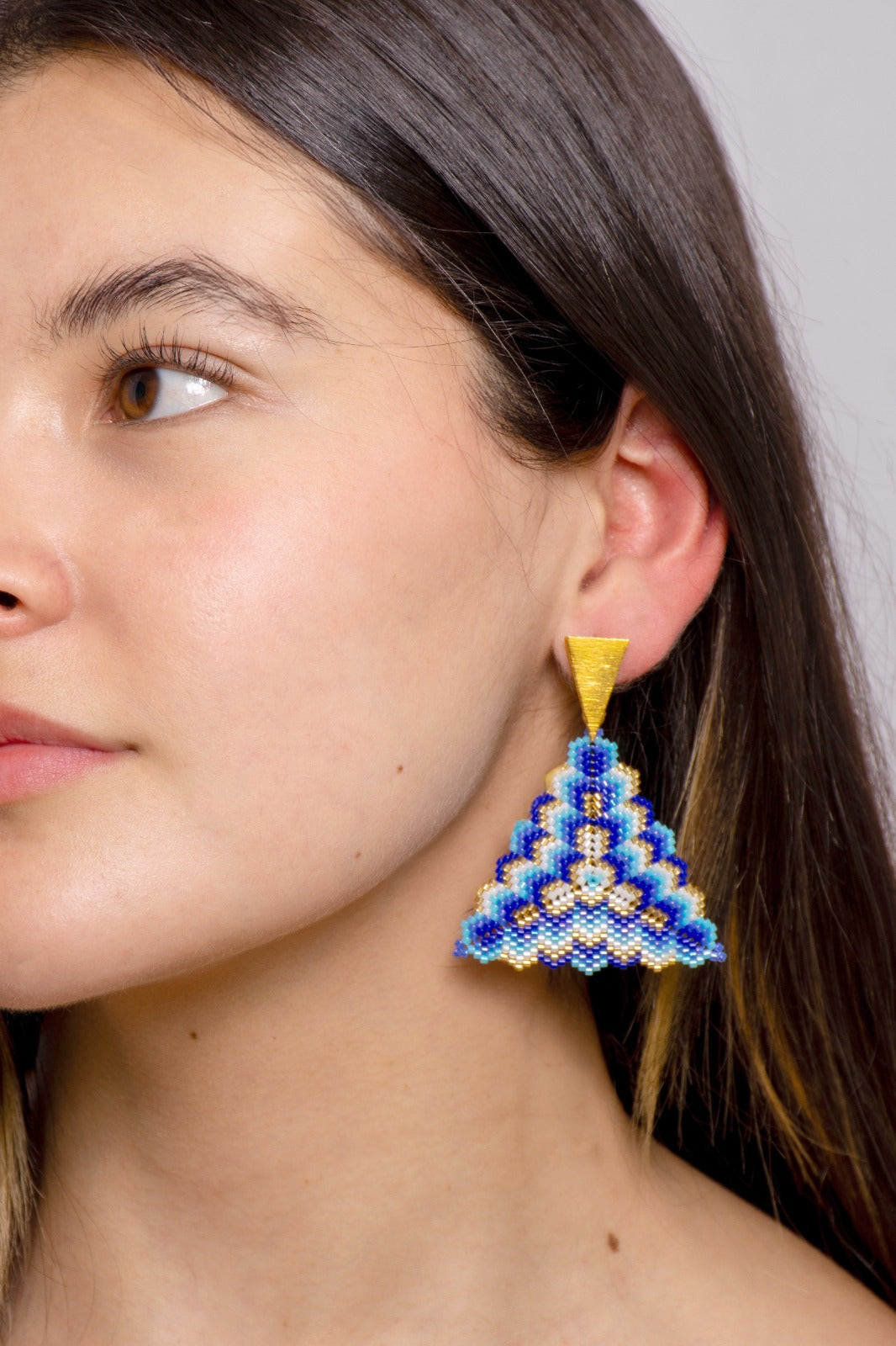 Arete triángulo en miyuki azul ilusión óptica