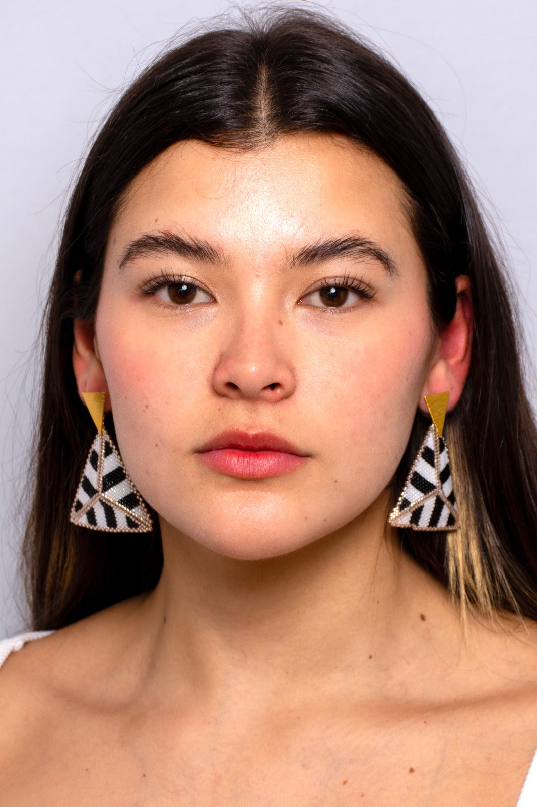 Arete triángulo en miyuki zabra