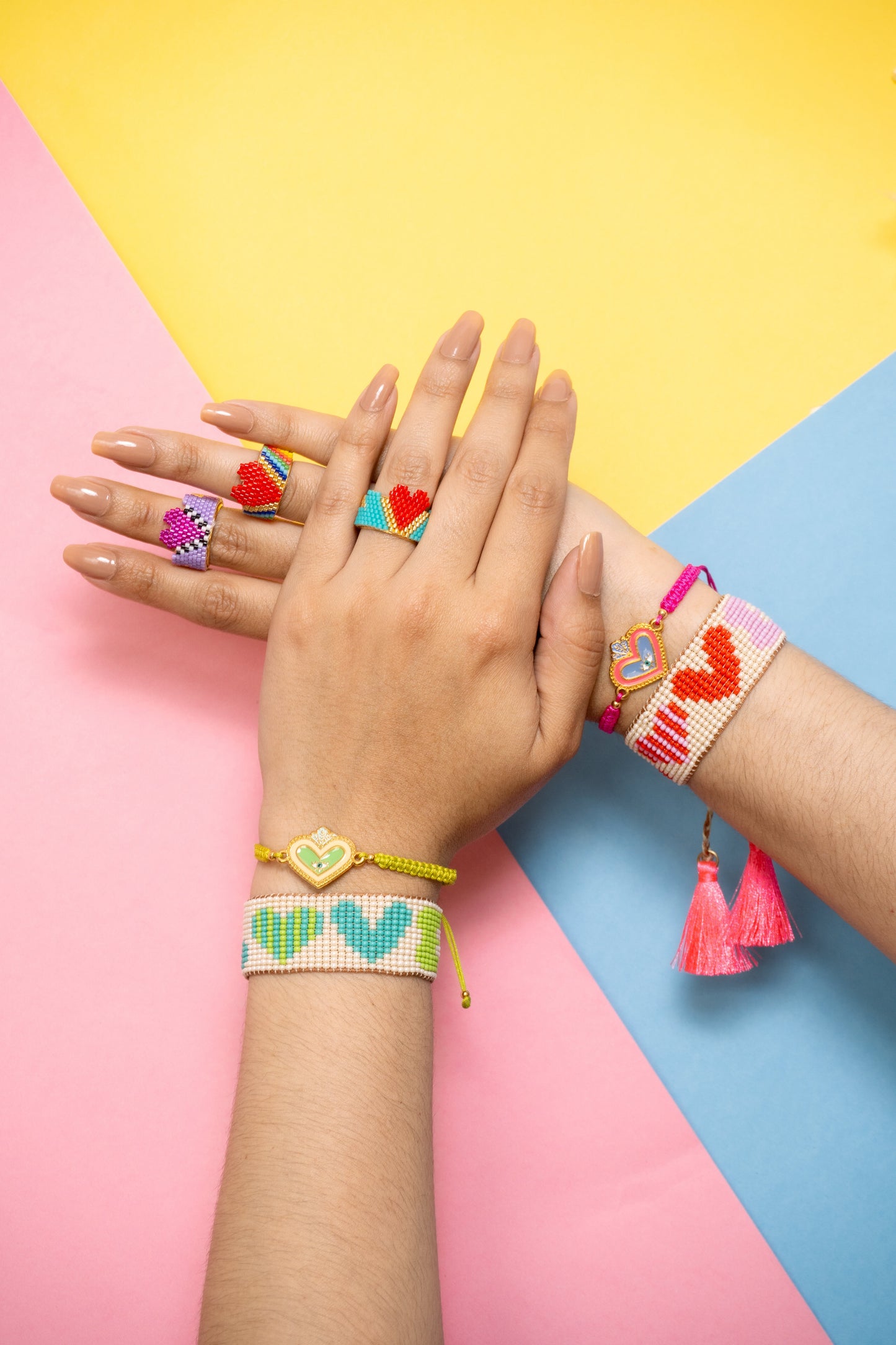 Set de anillo en miyuki con pulsera tejida en mostacilla y pulsera de corazón en zamack