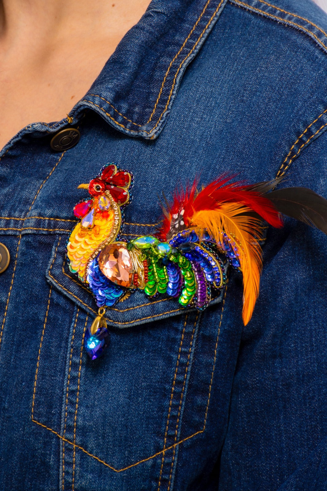 Broche de gallo recamado