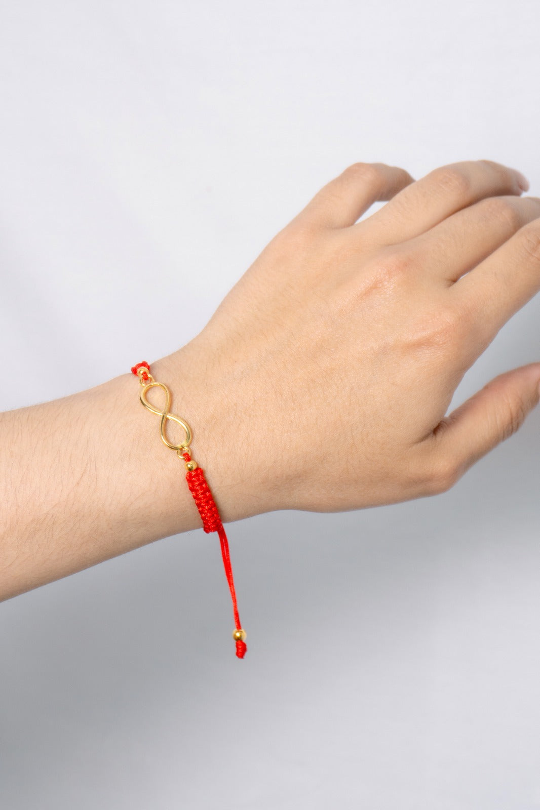 Pulsera infinito tejida en macramé